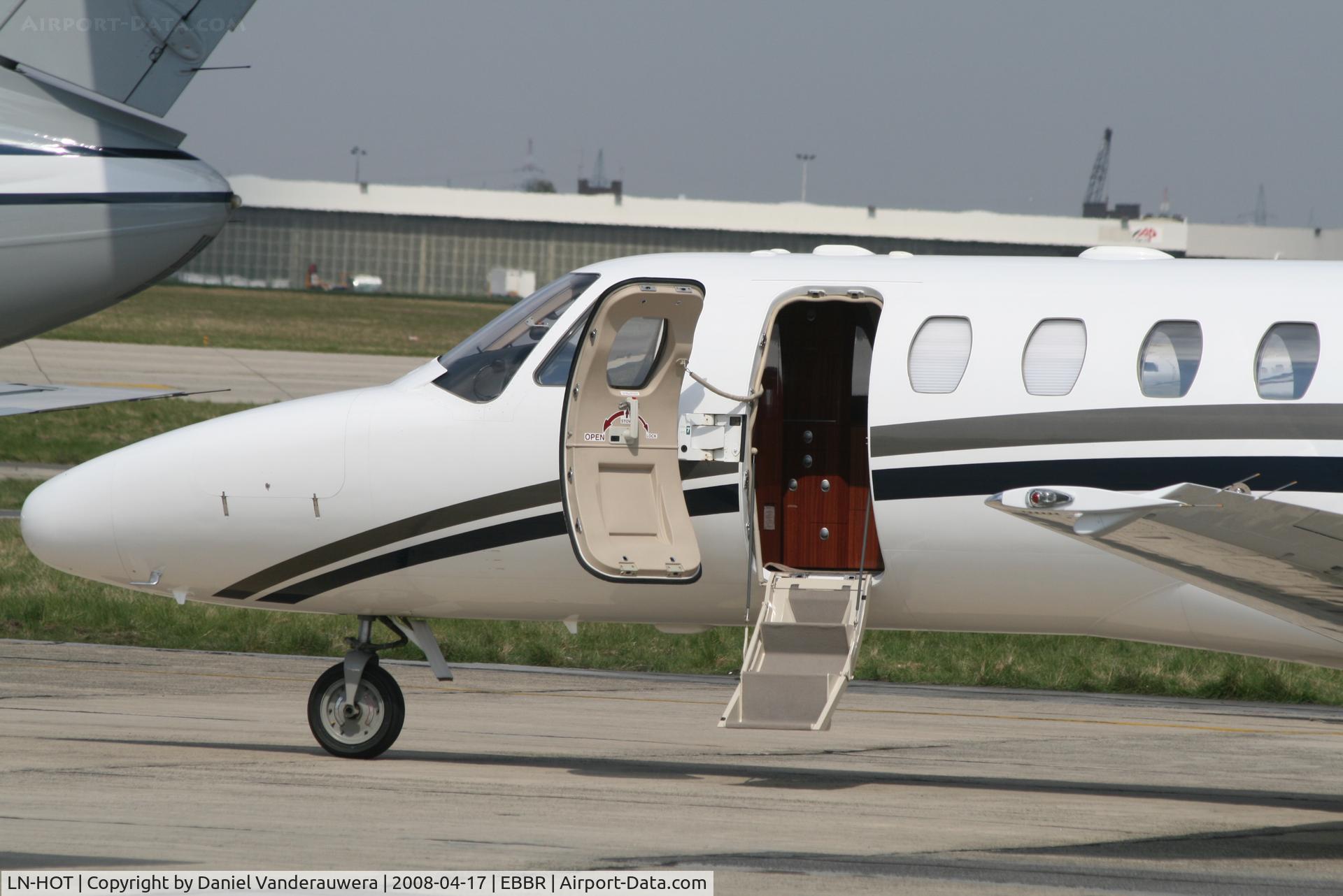 LN-HOT, 2006 Cessna 525B CitationJet CJ3 C/N 525B-0065, waiting for passengers
