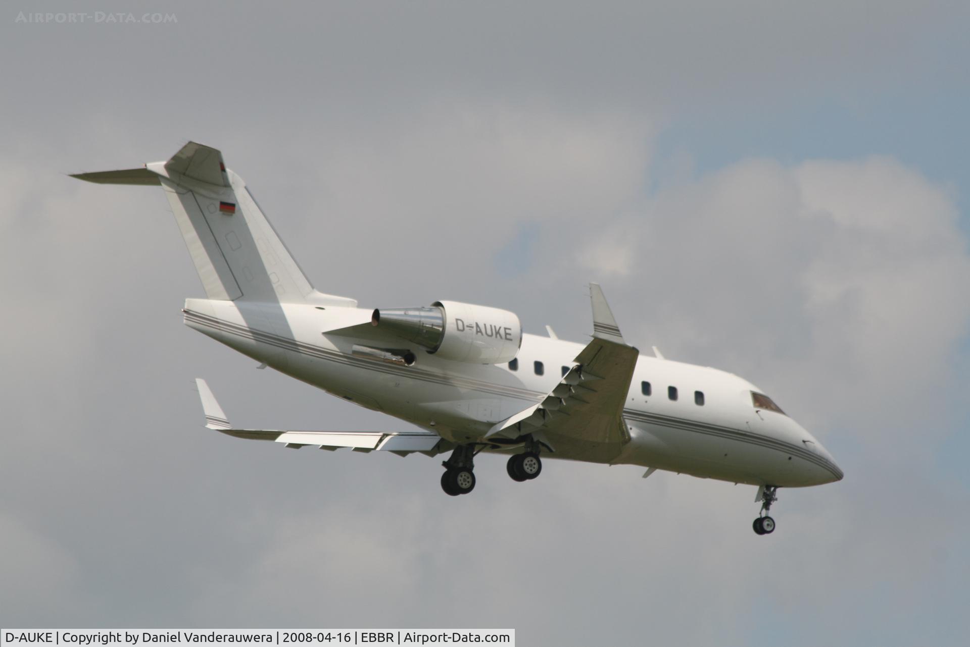 D-AUKE, 1998 Bombardier Challenger 604 (CL-600-2B16) C/N 5389, descending to rwy 02