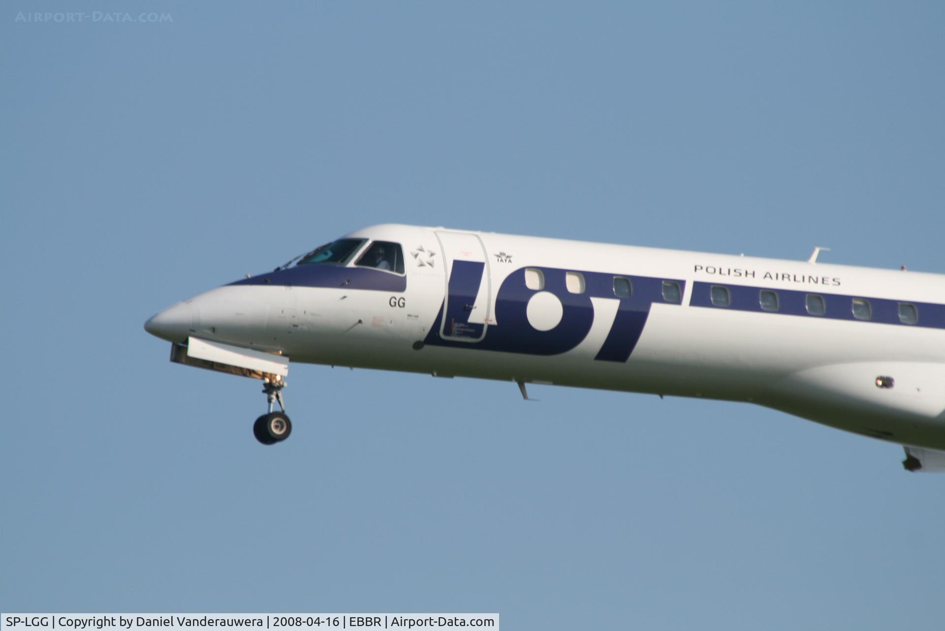 SP-LGG, 2000 Embraer ERJ-145MP (EMB-145MP) C/N 145319, flight LO239 is descending to rwy 25L