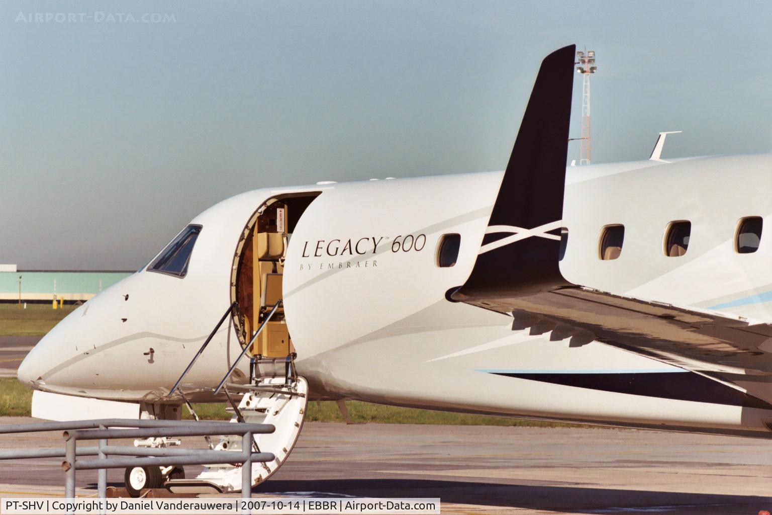PT-SHV, Embraer Emb135 Legacy C/N 1450982, waiting for passengers