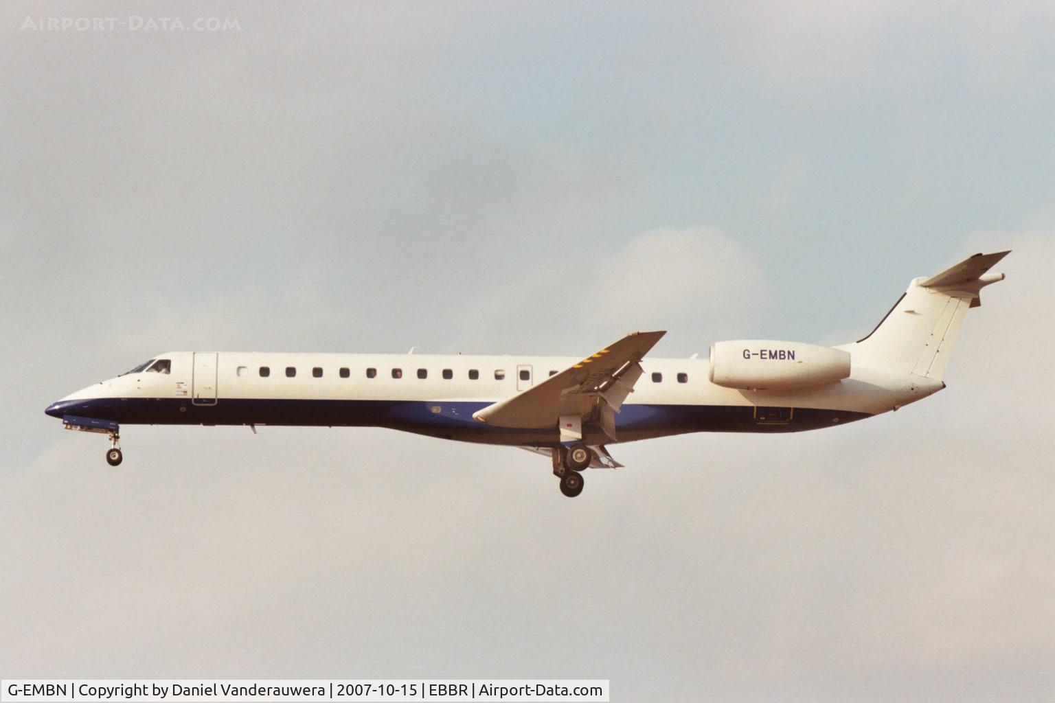 G-EMBN, 2000 Embraer EMB-145EP (ERJ-145EP) C/N 145201, flight BE7185 is descending to rwy 25L