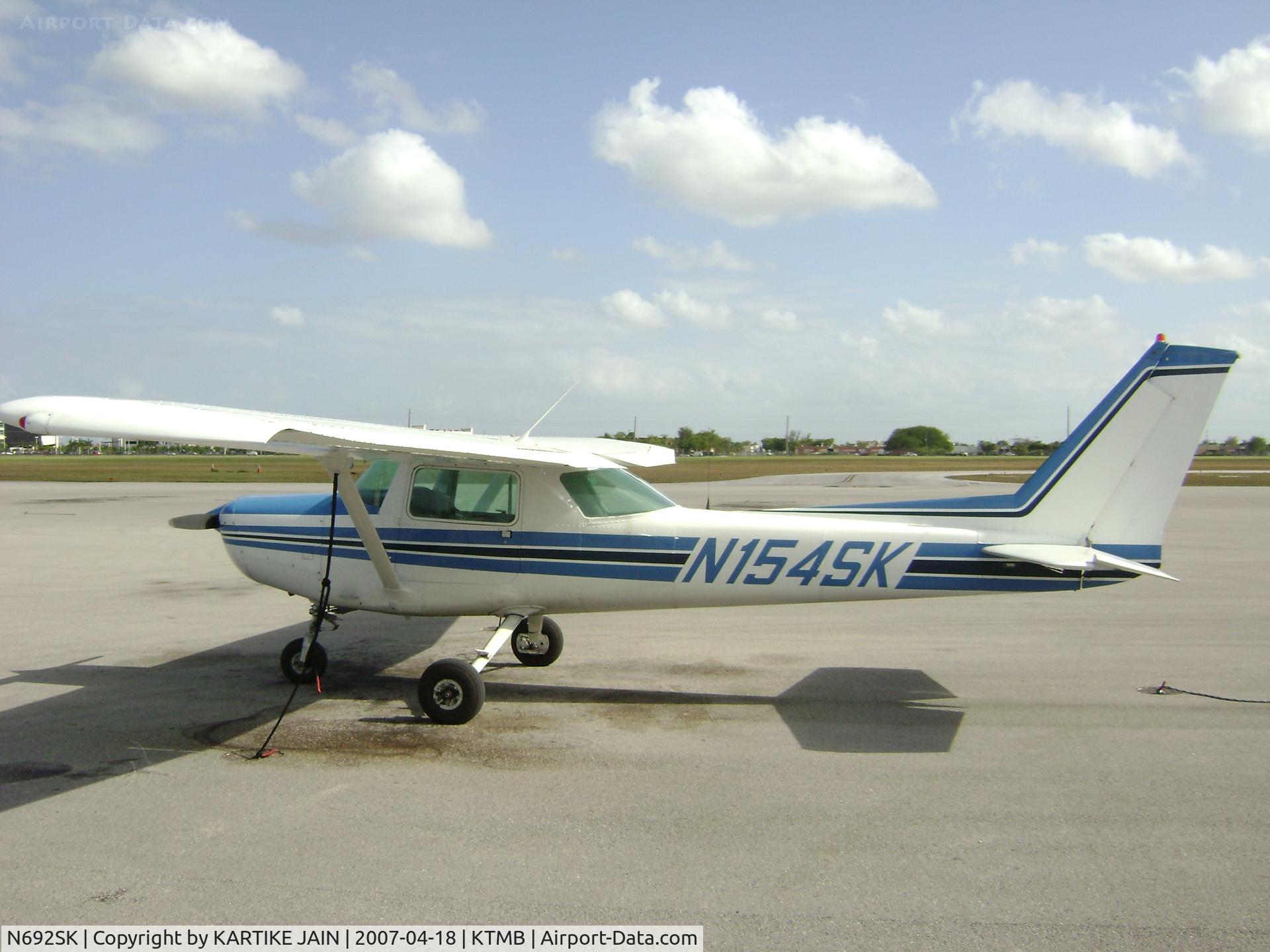 N692SK, 1978 Cessna 152 C/N 15282577, CESSNA 152 @ KENDALL TAMIAMI AIRPORT