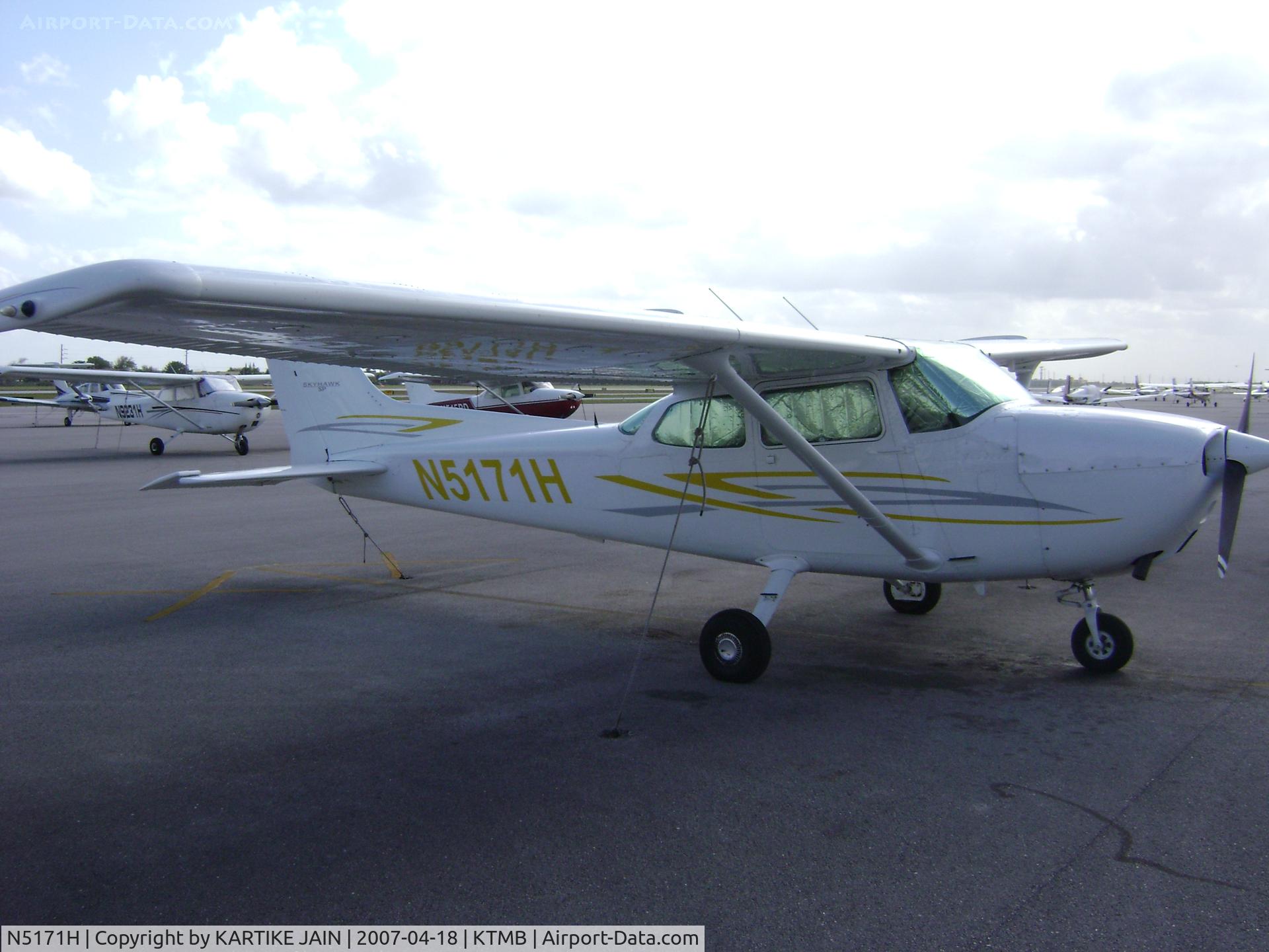 N5171H, 1975 Cessna 172M C/N 17265358, CESSNA 172M AT KENDALL TAMIAMI AIRPORT