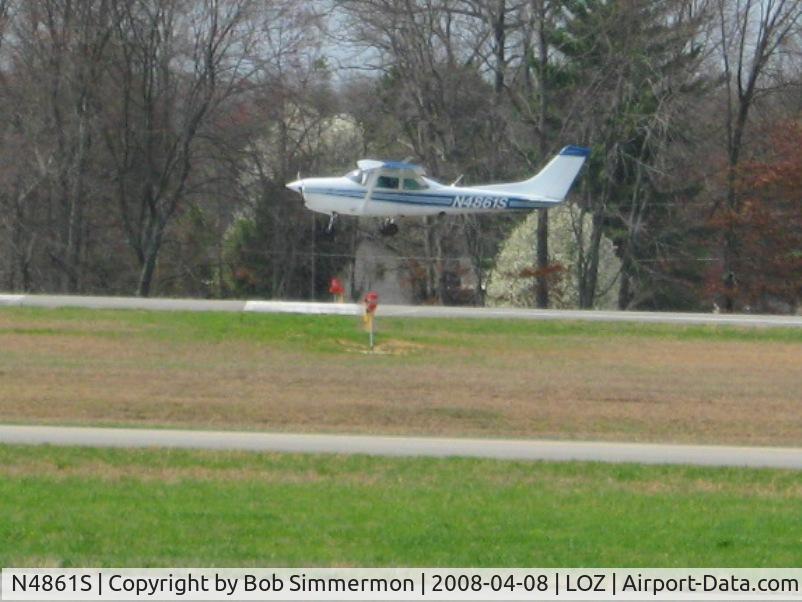 N4861S, 1979 Cessna R182 Skylane RG C/N R18201439, Landing at London-Corbin, KY