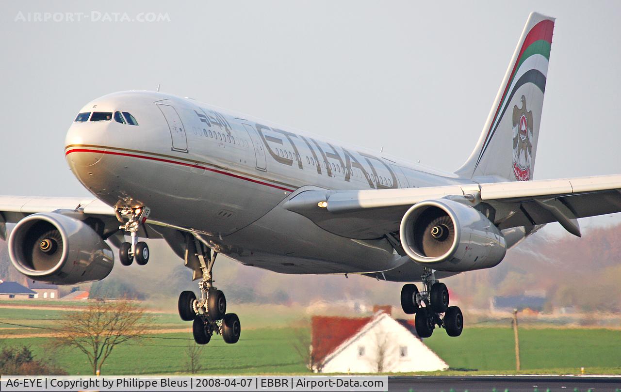 A6-EYE, 2005 Airbus A330-243 C/N 688, Persian Gulf beauty suspended above rwy 25L in Brussels, gear tilted backwards.