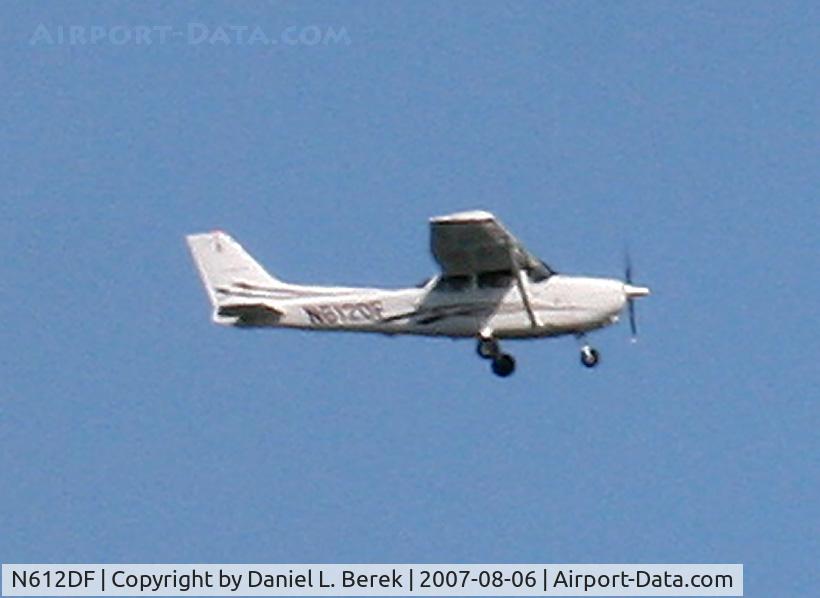 N612DF, 2006 Cessna 172S C/N 172S10201, The passengers on this Skyhawk enjoy a spectacular view of NYC as it flies over the Hudson River.
