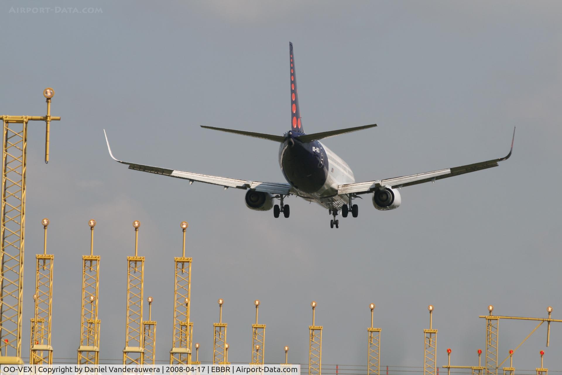 OO-VEX, 1997 Boeing 737-36N C/N 28670, several seconds before landing on rwy 02