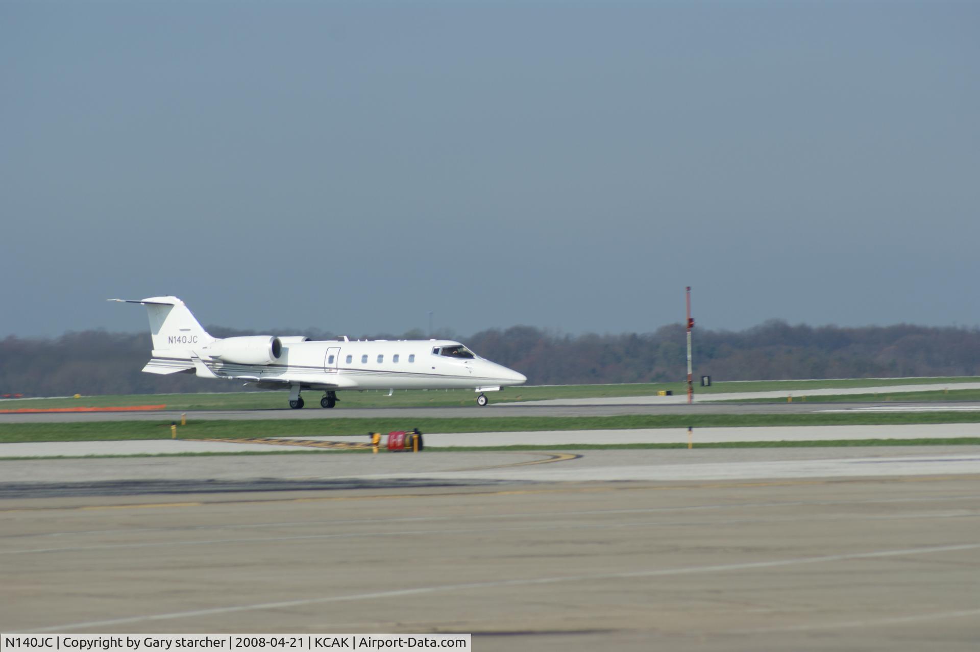 N140JC, 1997 Learjet 60 C/N 60-106, ON TAKEOFF