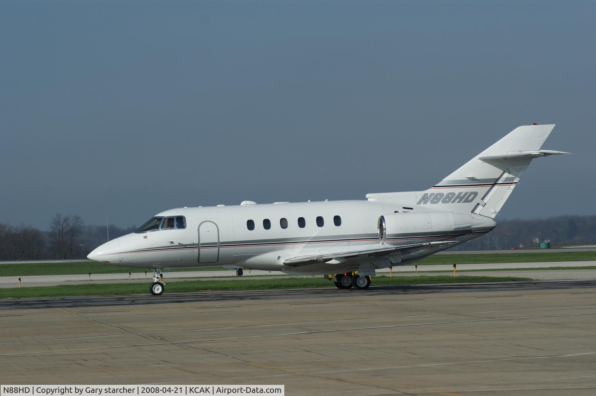 N88HD, 2003 Raytheon Hawker 800XP C/N 258616, taxing past