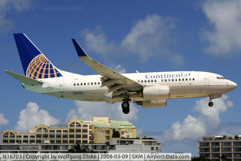 N16703, 1998 Boeing 737-724 C/N 28764, visitor