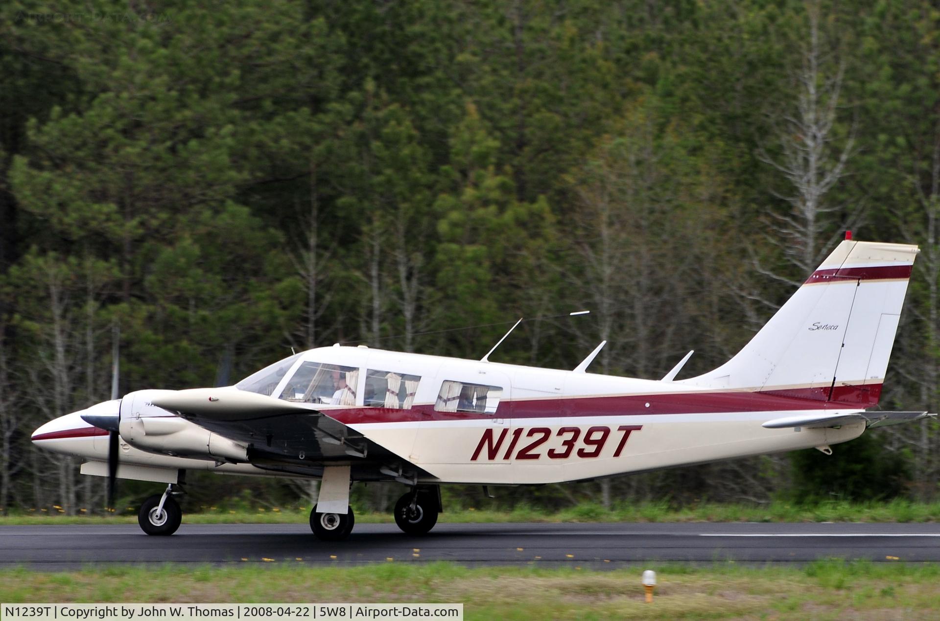 N1239T, 1972 Piper PA-34-200 C/N 34-7250270, Arriving on runway 4