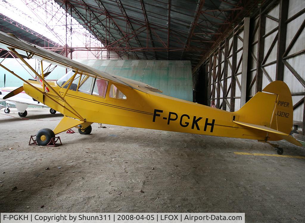 F-PGKH, Piper J-3 Cub C/N EN2, Insiade Airclub's hangar...
