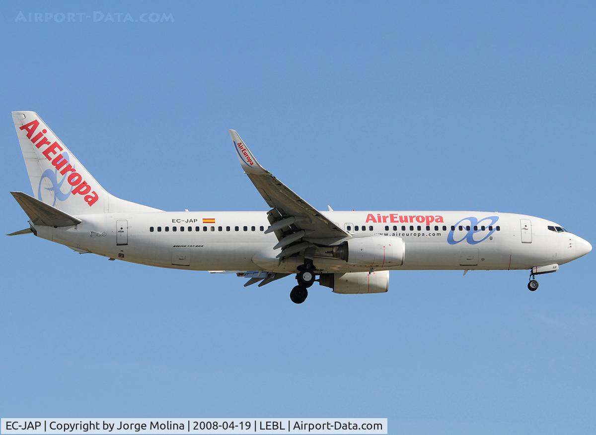 EC-JAP, 2004 Boeing 737-85P C/N 33971, Clear to land RWY 25R.