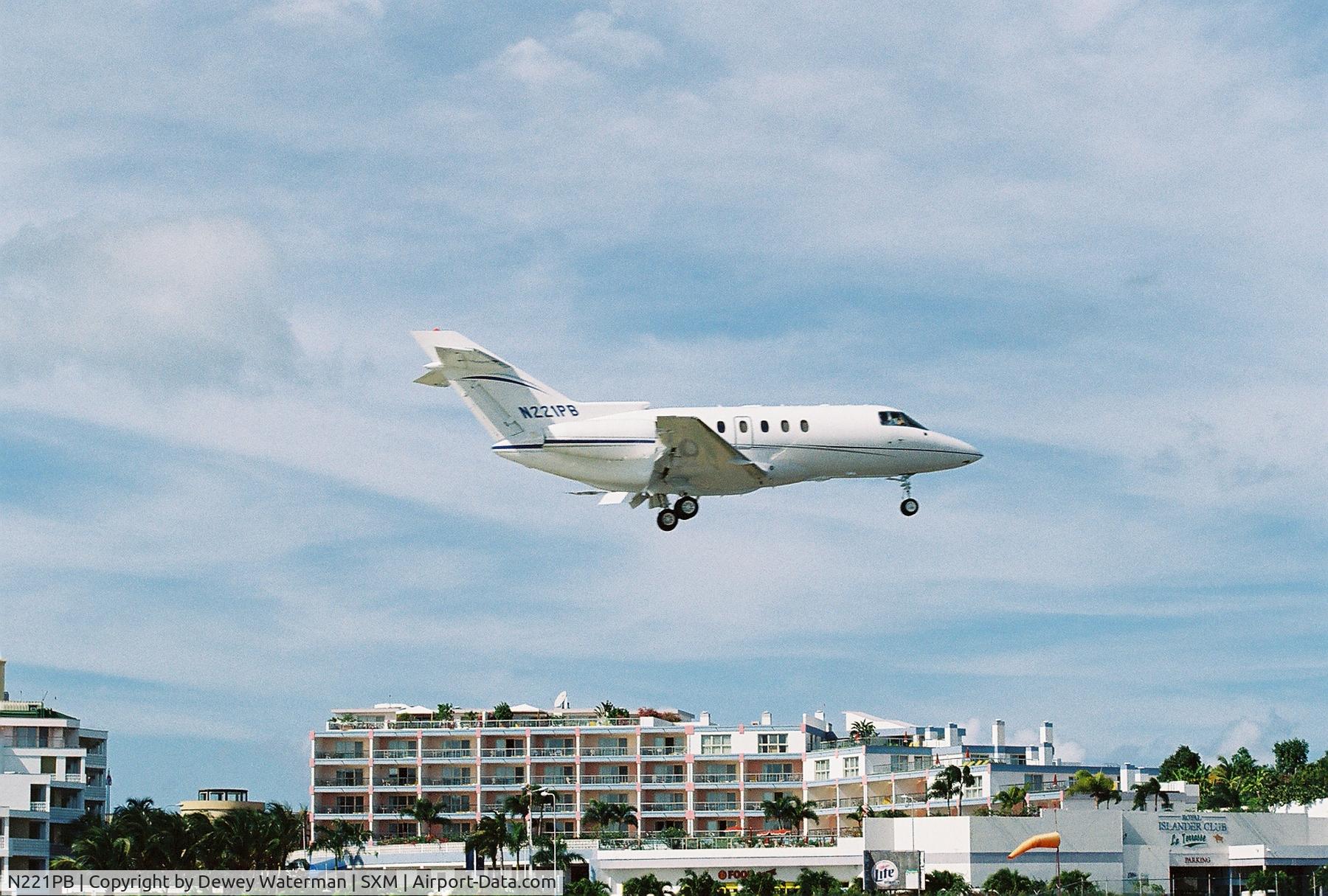 N221PB, 2003 Raytheon Hawker 800XP C/N 258623, Landing St. Maartin