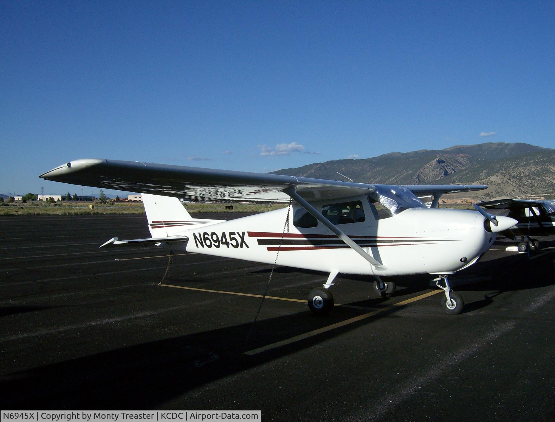 N6945X, 1962 Cessna 172B C/N 17247845, N6945X on the ramp at KCDC