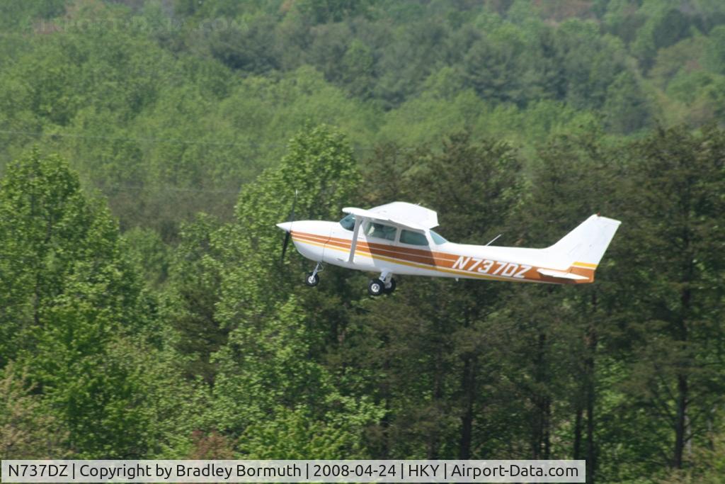 N737DZ, 1977 Cessna 172N C/N 17269350, A great day to take pictures.