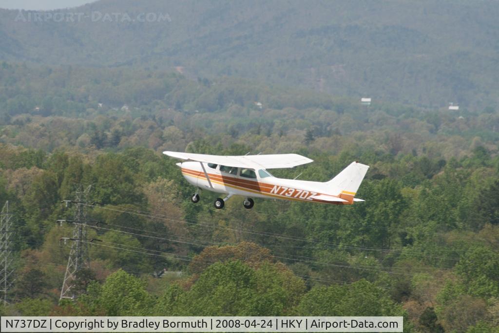 N737DZ, 1977 Cessna 172N C/N 17269350, A great day to take pictures.