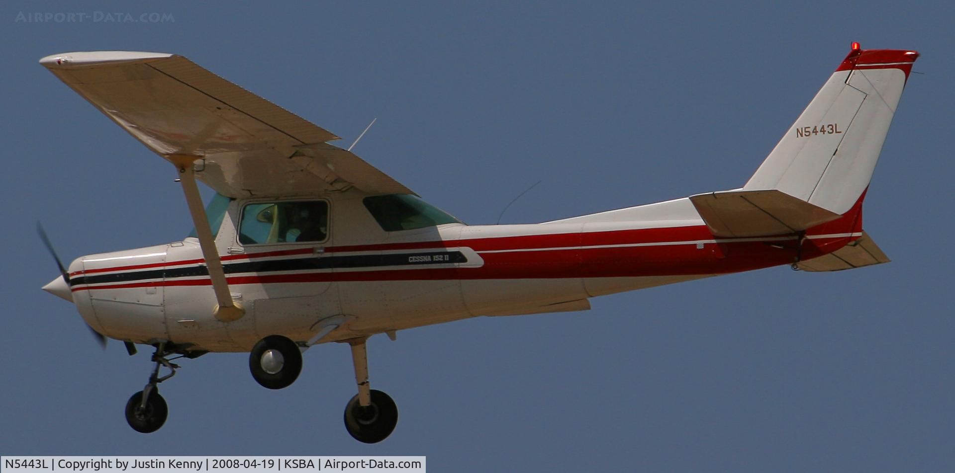 N5443L, 1980 Cessna 152 C/N 15284315, N5443L Landing on runway 25 at KSBA