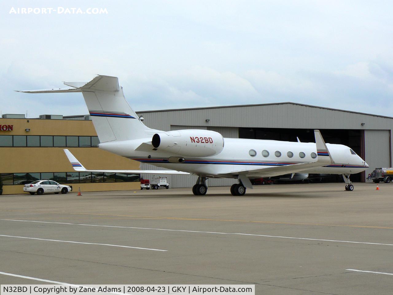 N32BD, 1998 Gulfstream Aerospace G-V C/N 548, At Arlington Municipal