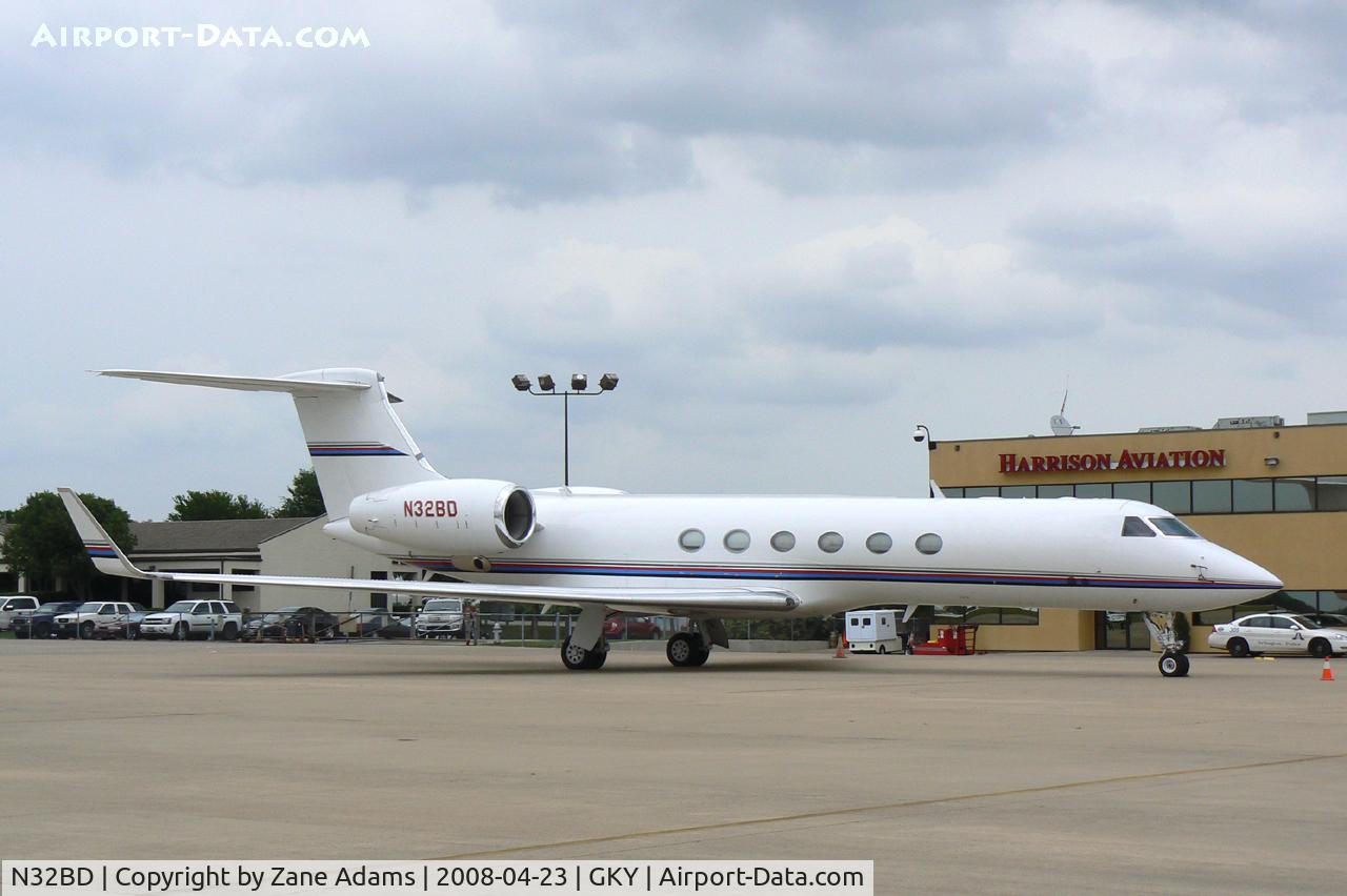N32BD, 1998 Gulfstream Aerospace G-V C/N 548, At Arlington Municipal