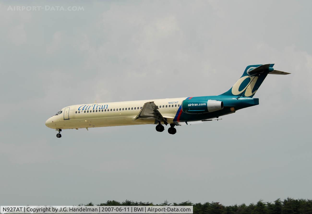 N927AT, 2000 Boeing 717-200 C/N 55077, Before touch down at BWI