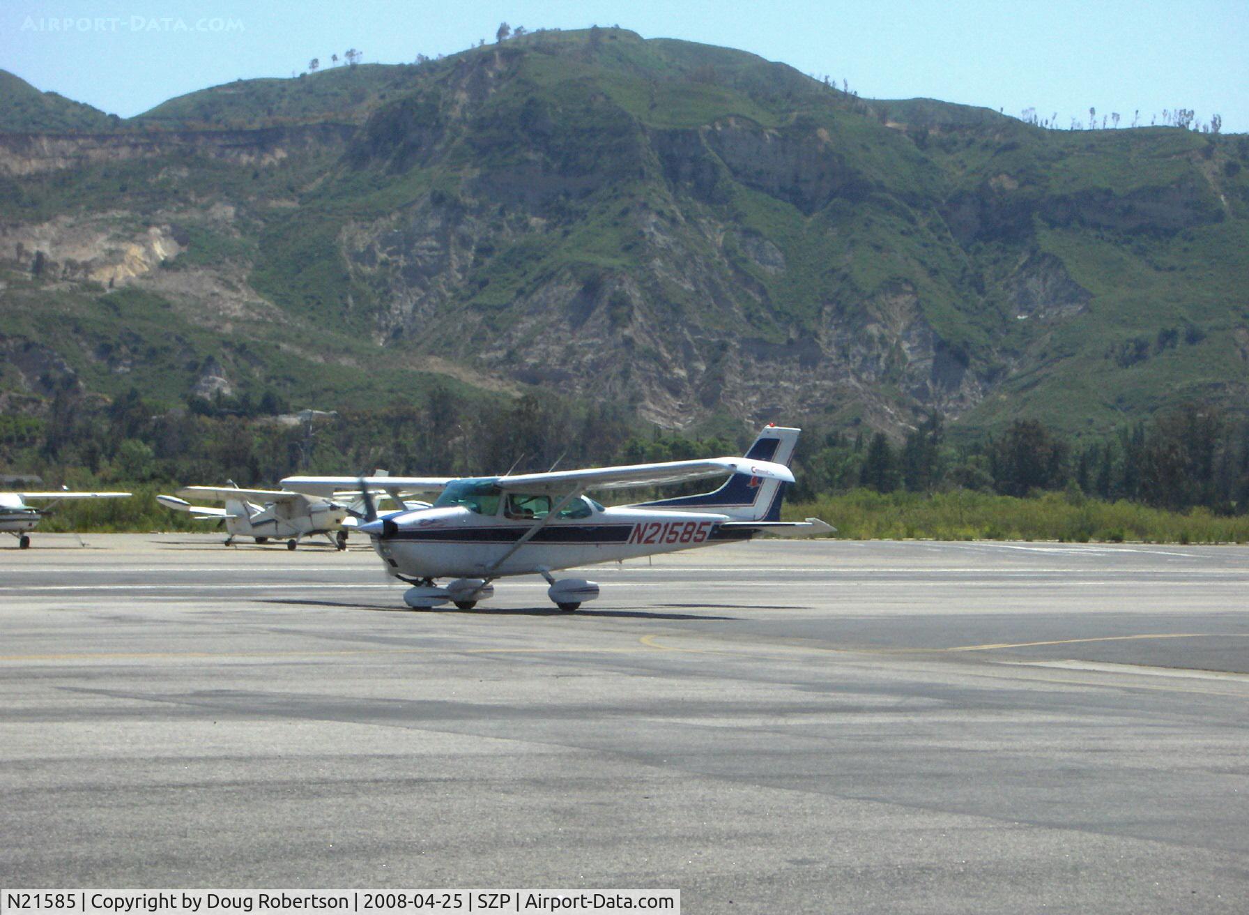 N21585, 1974 Cessna 172M C/N 17263978, 1974 Cessna 172M, Lycoming O-320-E2D 150 Hp, taxi to Rwy 22