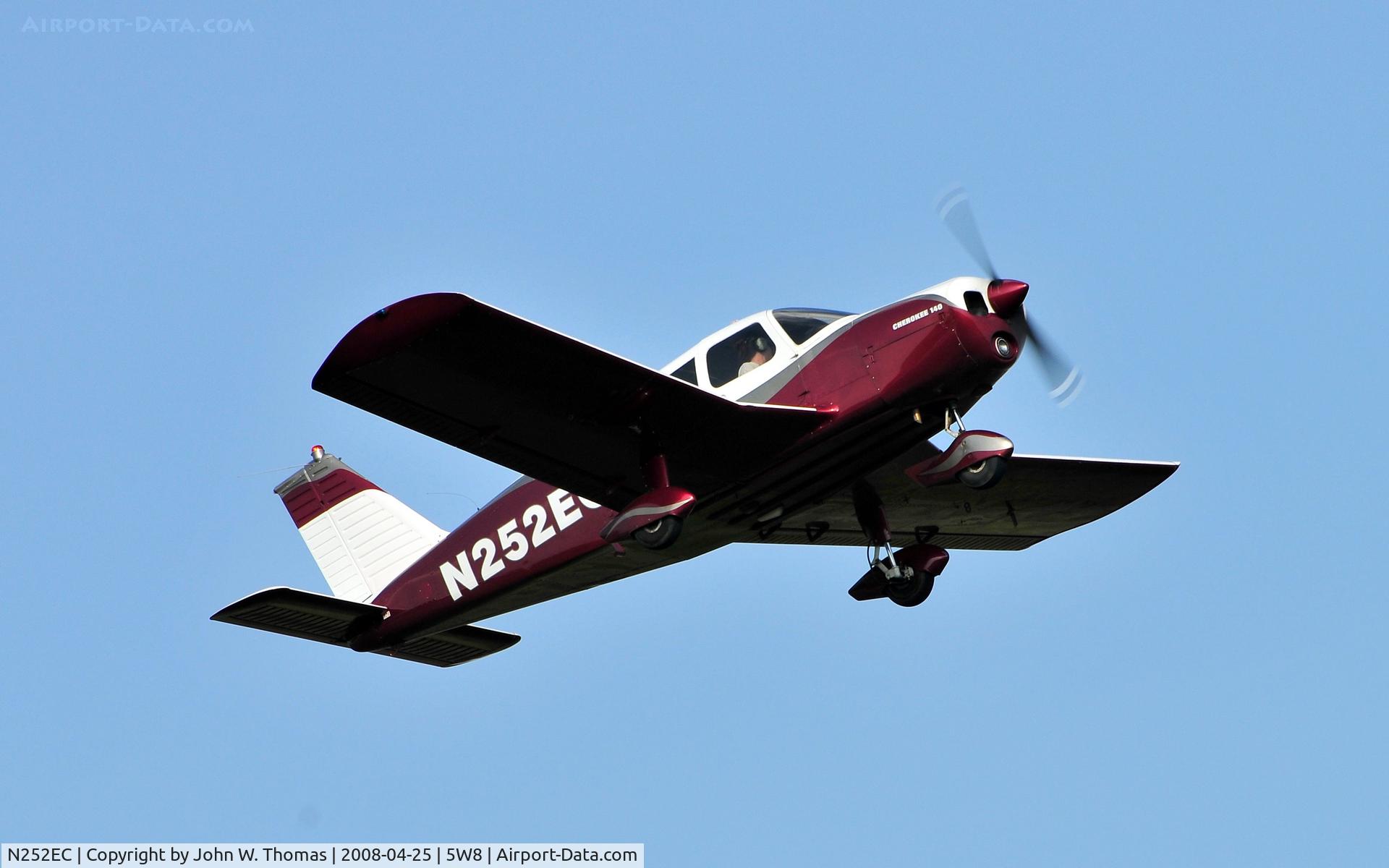 N252EC, 1969 Piper PA-28-140 C/N 28-25277, Departing runway 22