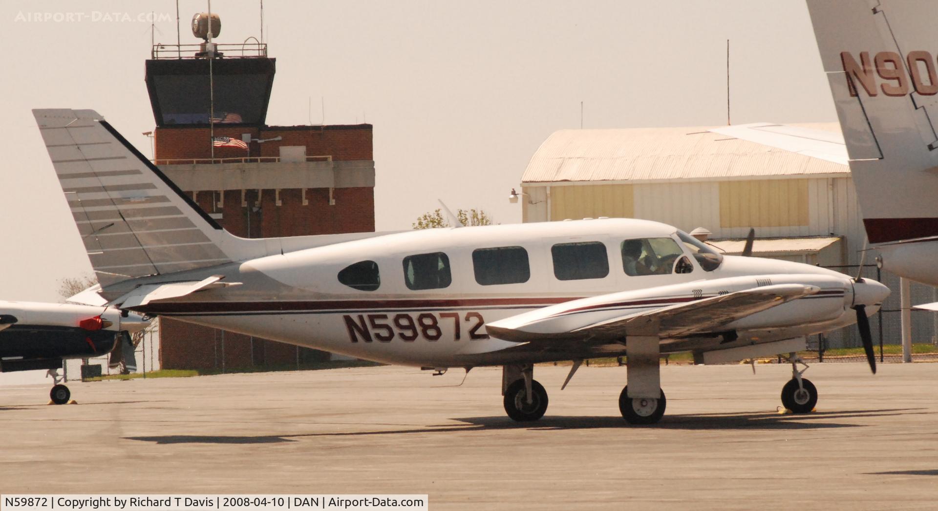 N59872, 1976 Piper PA-31-325 Navajo C/R C/N 31-7612073, 1076 Piper PA-31-325 in Danville Va. for fuel.