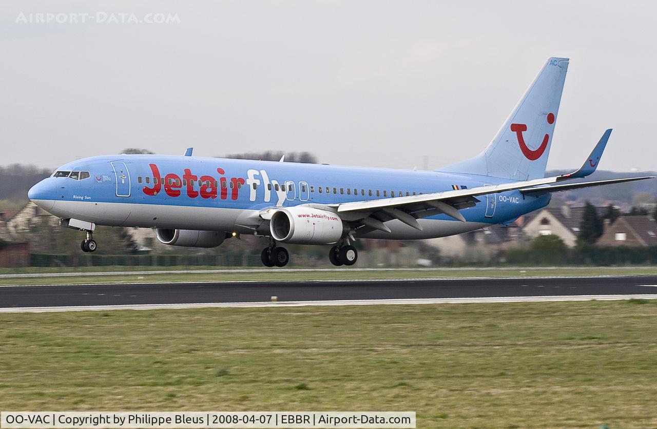 OO-VAC, 2003 Boeing 737-8BK C/N 33014, About to touchdown on rwy 25L after a long landing.