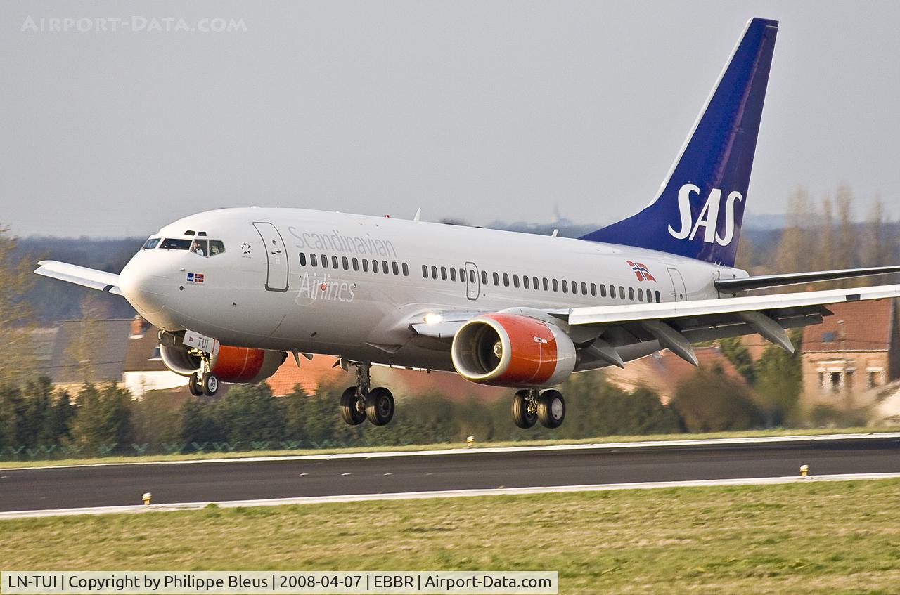 LN-TUI, 2000 Boeing 737-705 C/N 29094, In SAS c/s (!!!), about to land on rwy 25L just before sunset. Notice the pilot's seriously dropping the left wing to keep the plane in line.