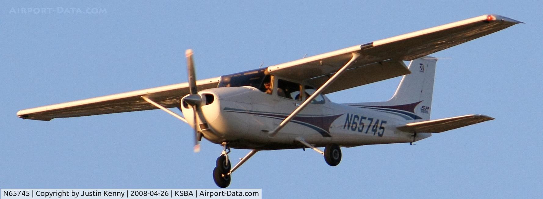 N65745, 2004 Cessna 172S C/N 172S9748, N65745 Landing on runway 25 at KSBA