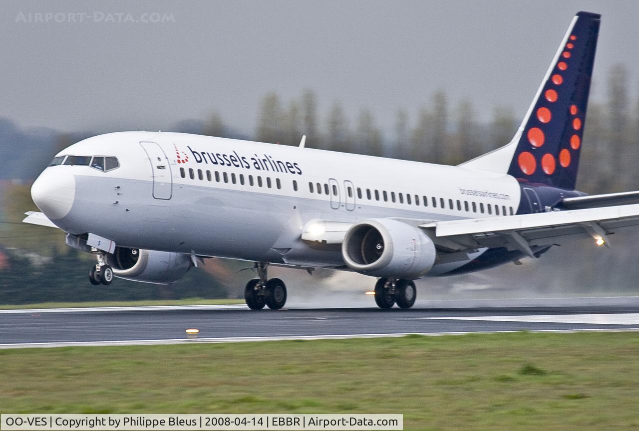 OO-VES, 1996 Boeing 737-43Q C/N 28493, landing wet runway (25L), nose up. Notice white radome.