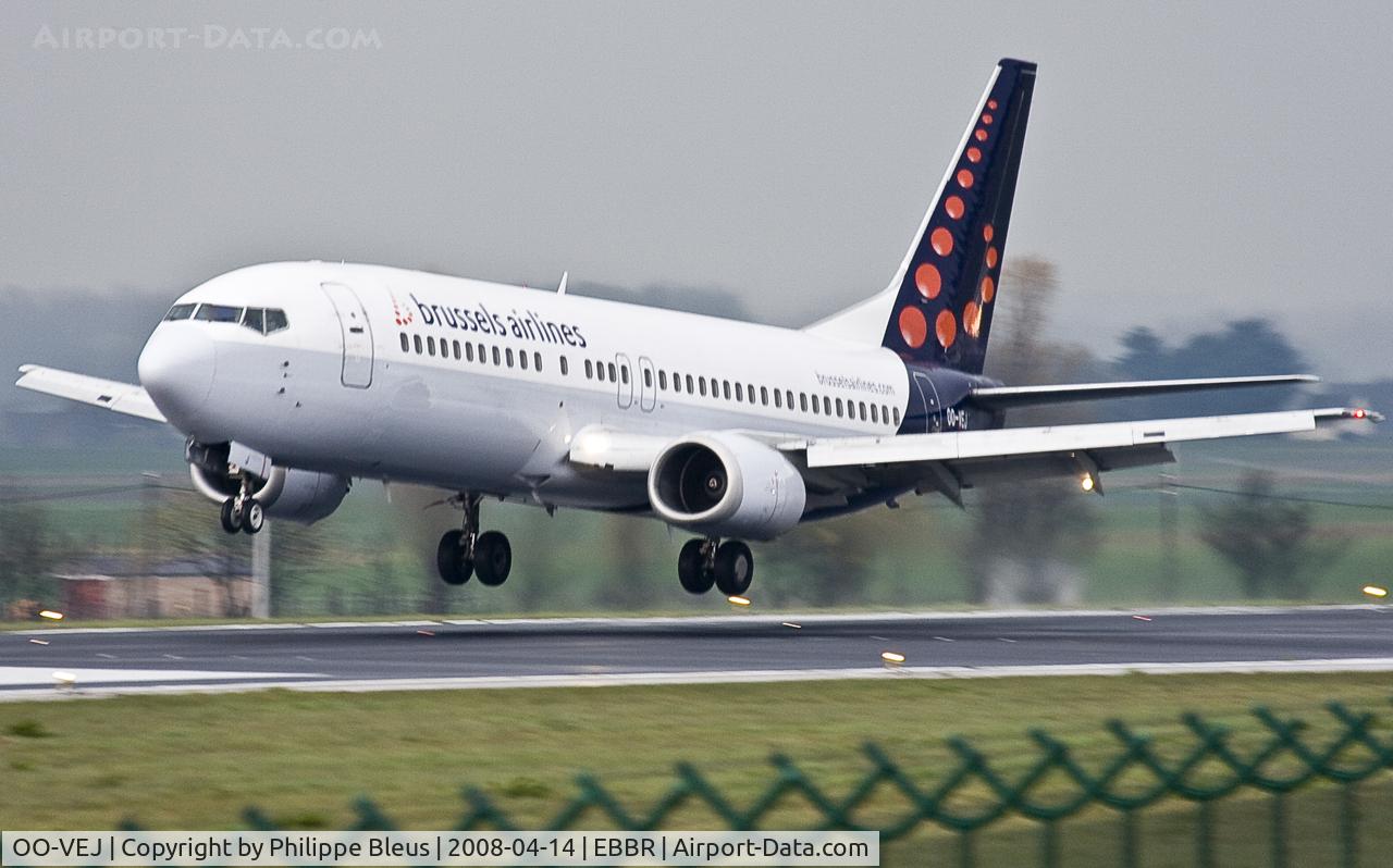 OO-VEJ, 1989 Boeing 737-405 C/N 24271, Dropping left wing at landing on rwy 25L.