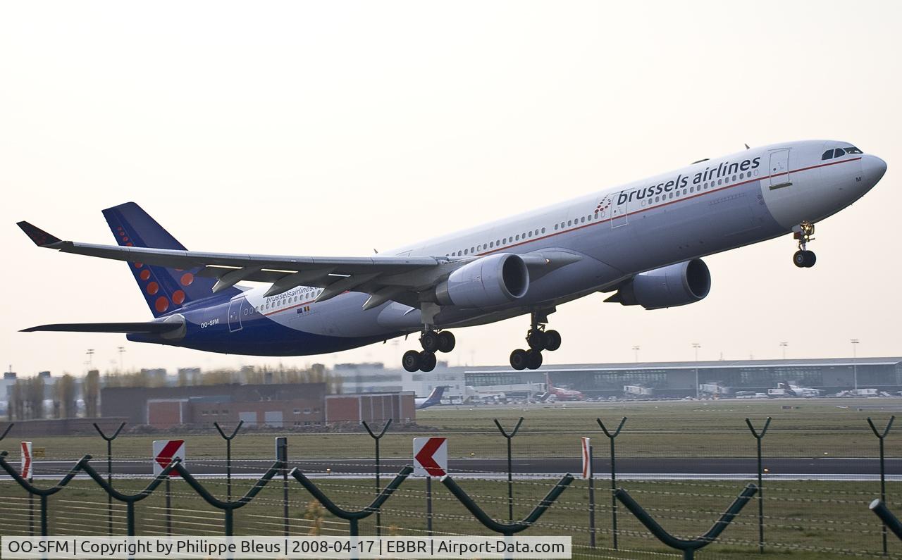 OO-SFM, 1993 Airbus A330-301 C/N 030, Lift off from (rather exceptional) rwy 07R. Difficult light conditions. Notice white radome.