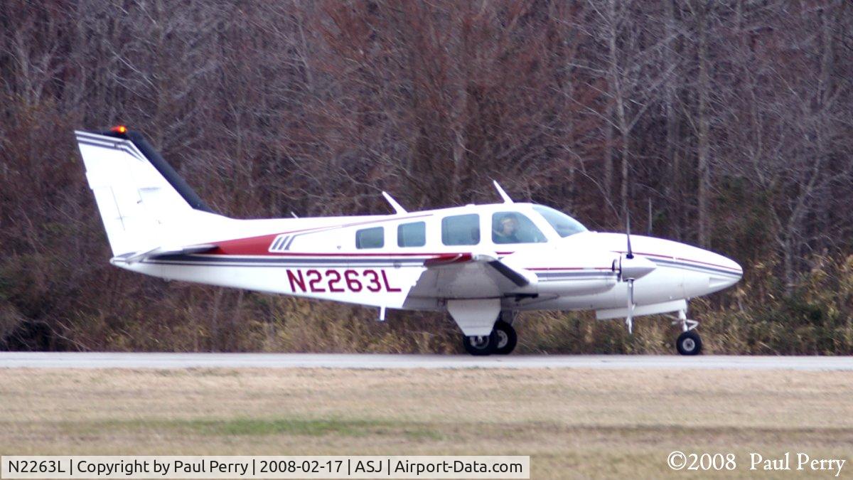 N2263L, 1976 Beech 58 Baron C/N TH-793, Just then putting her nosewheel down