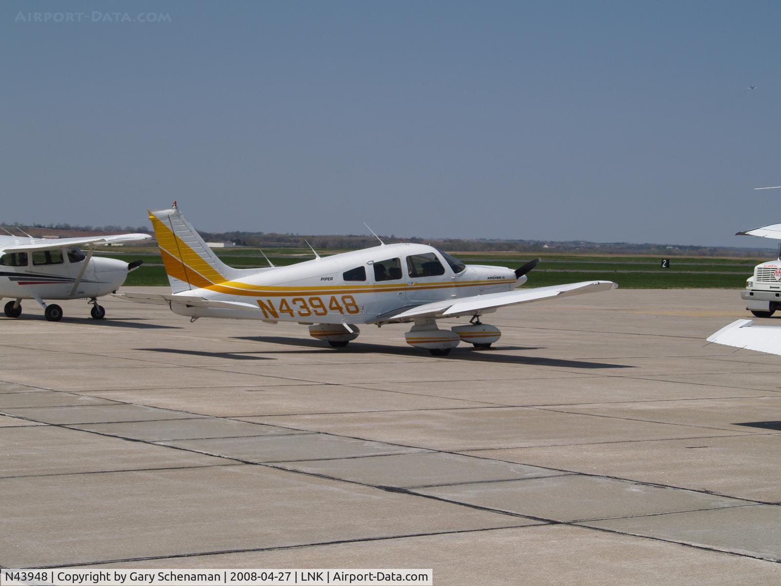 N43948, 1977 Piper PA-28-181 C/N 28-7890030, Refuelling stop