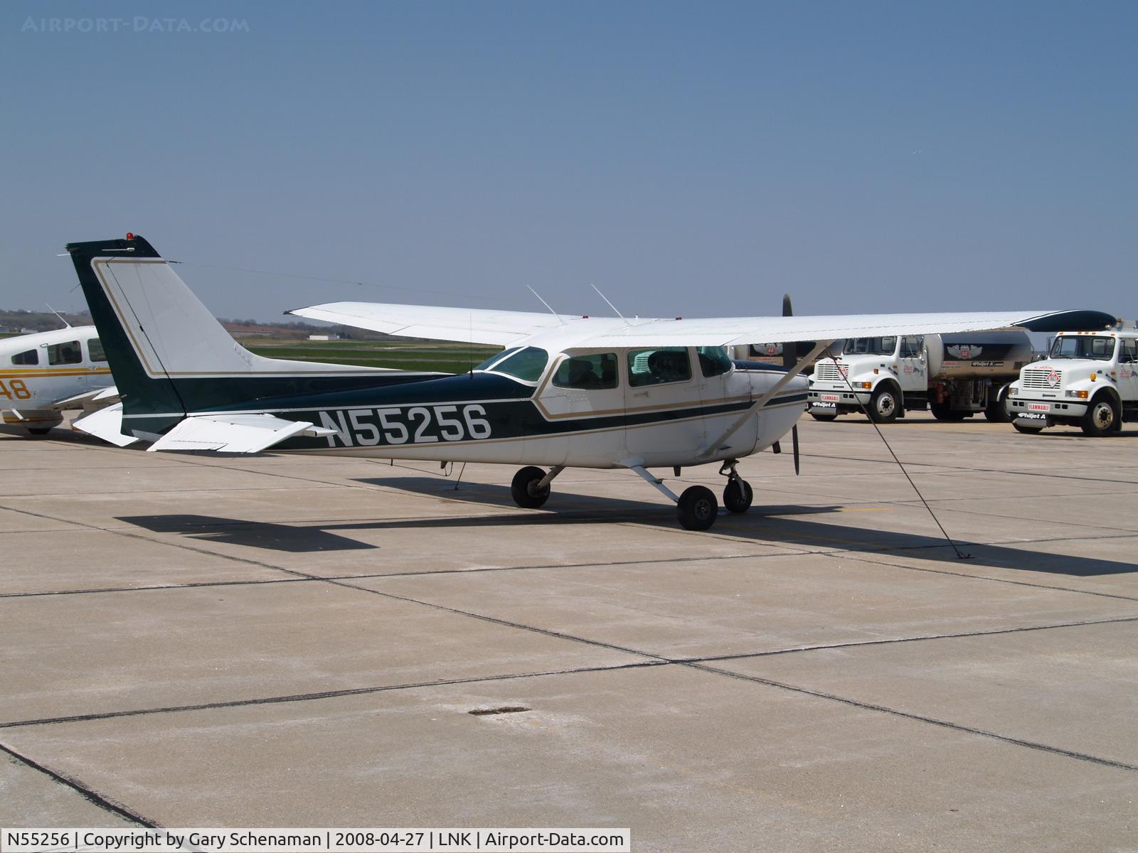 N55256, 1981 Cessna 172P C/N 17275146, Refuelling stop