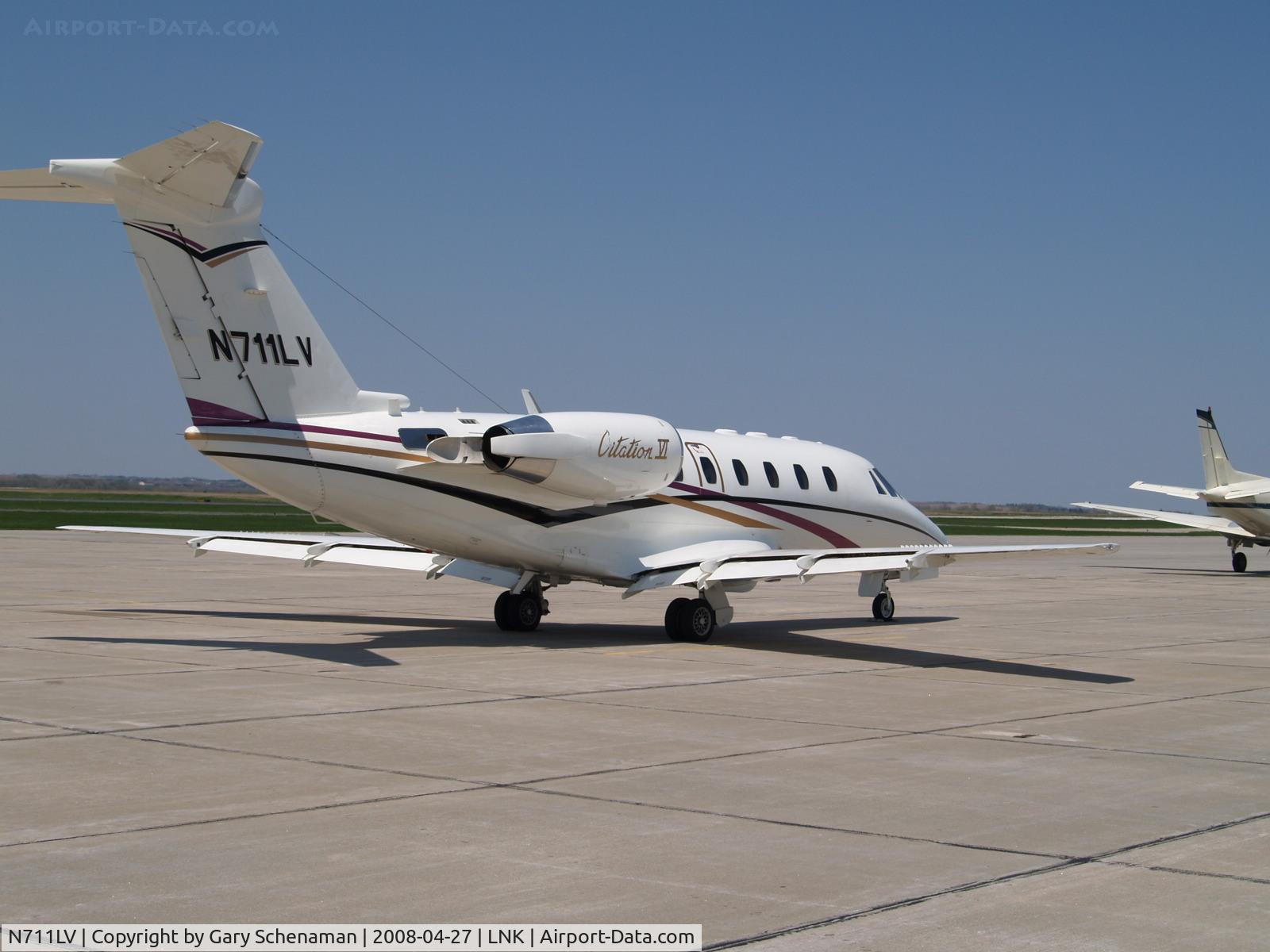 N711LV, 2000 Cessna 650 C/N 650-0232, Refuelling stop