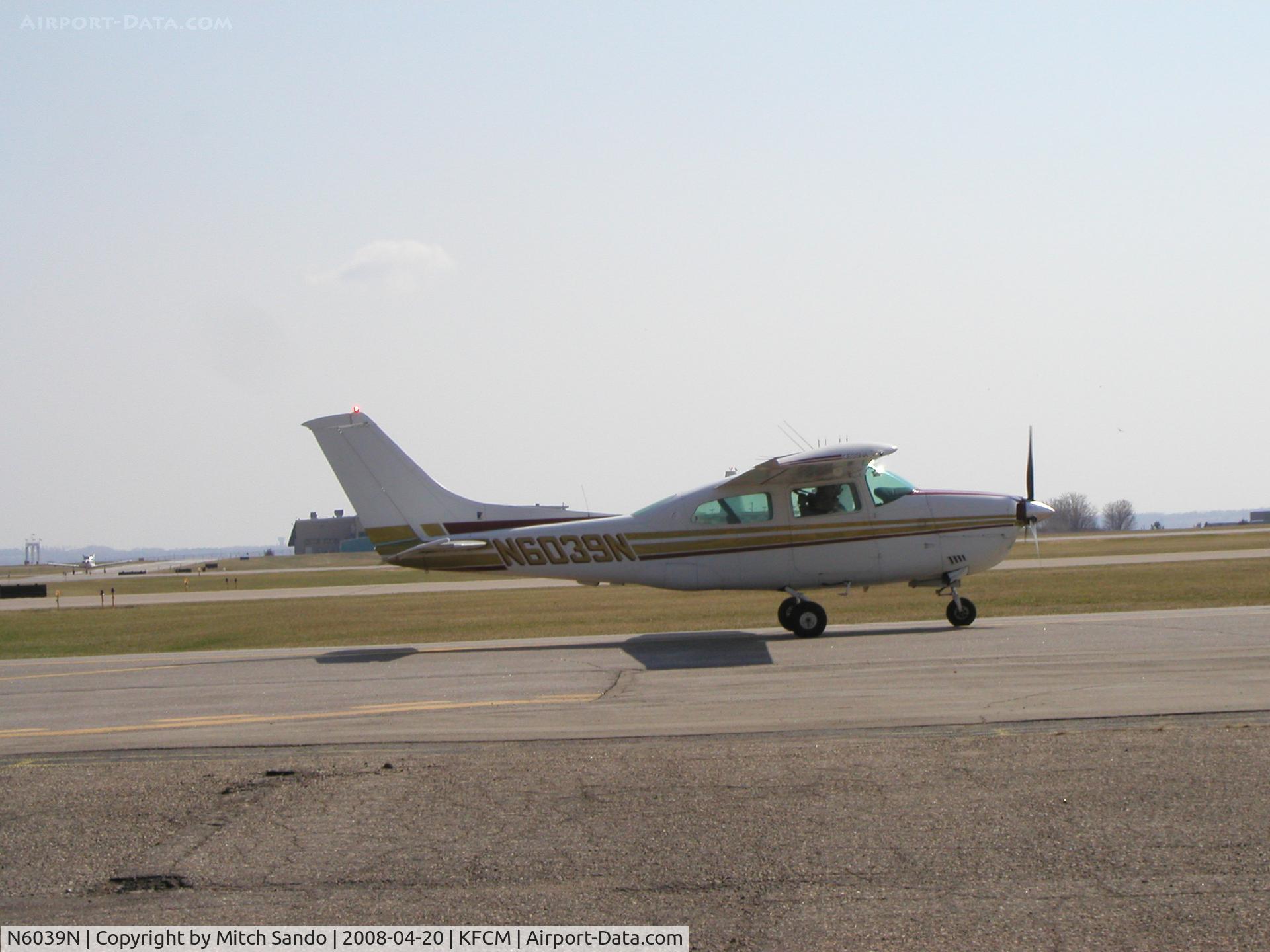 N6039N, 1978 Cessna 210M Centurion C/N 21062907, Taxiing to the hangar.