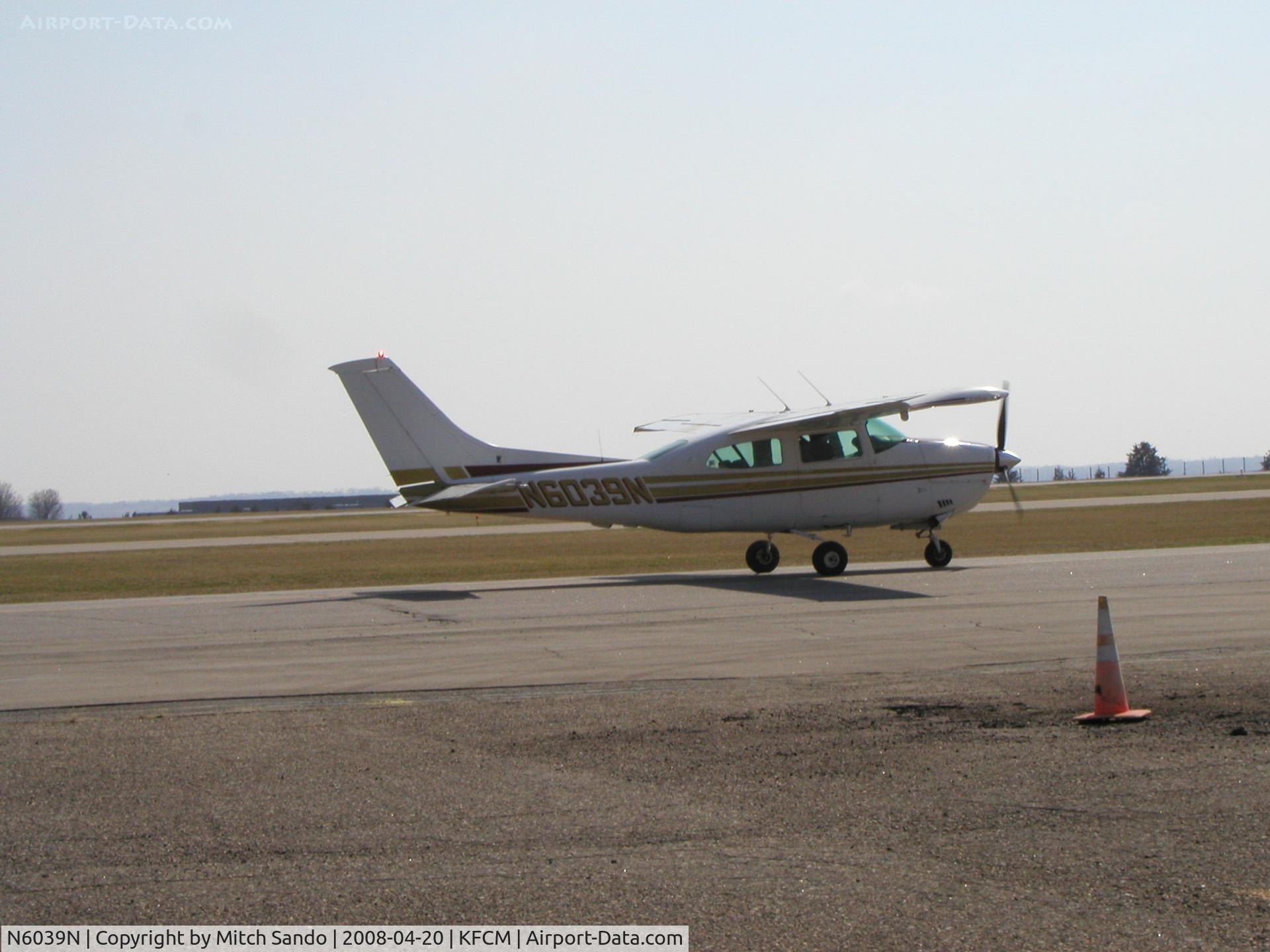 N6039N, 1978 Cessna 210M Centurion C/N 21062907, Taxiing to the hangar.