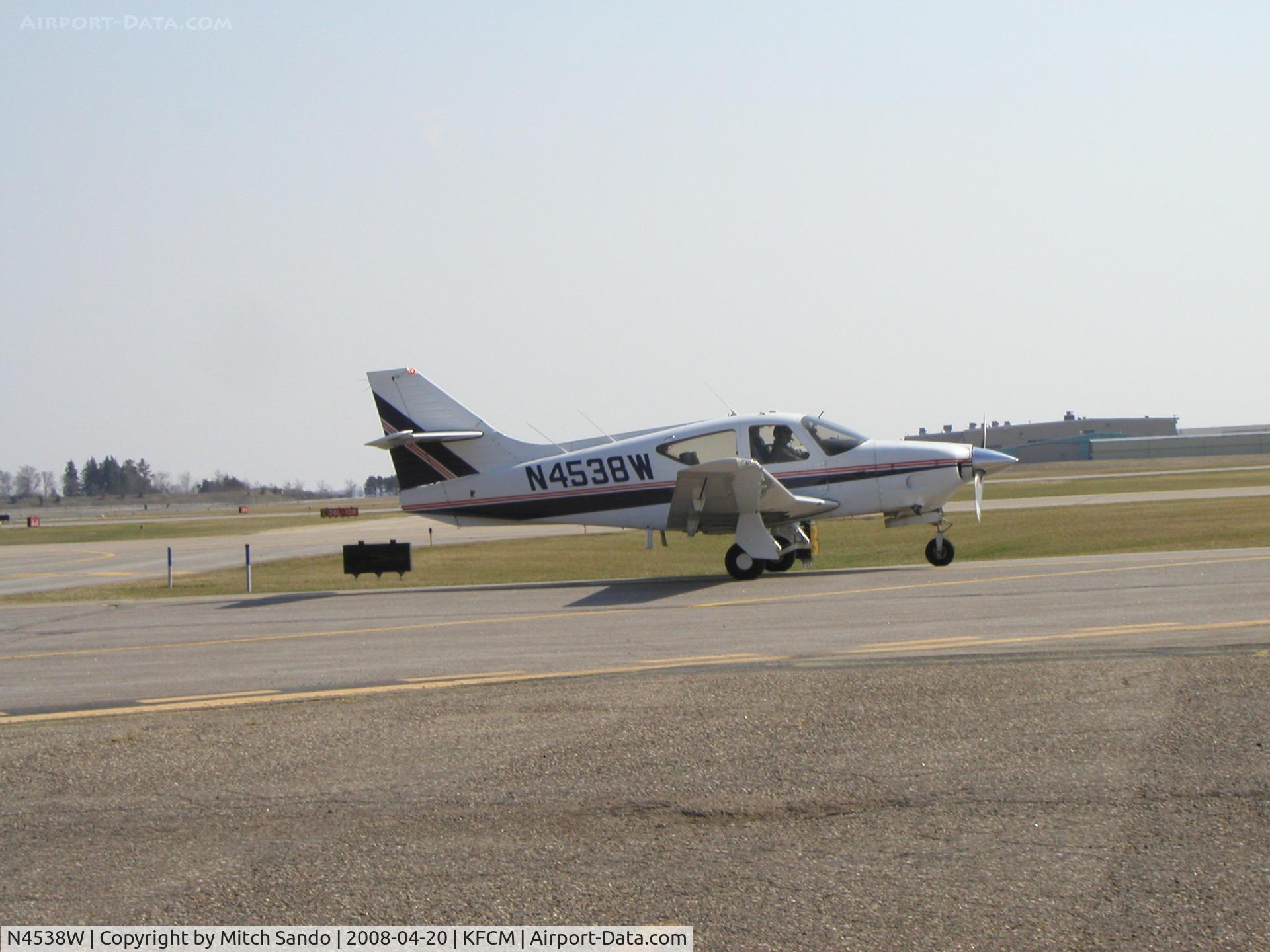 N4538W, 1976 Rockwell International 112TC Commander C/N 13048, Taxiing to Runway 10L.