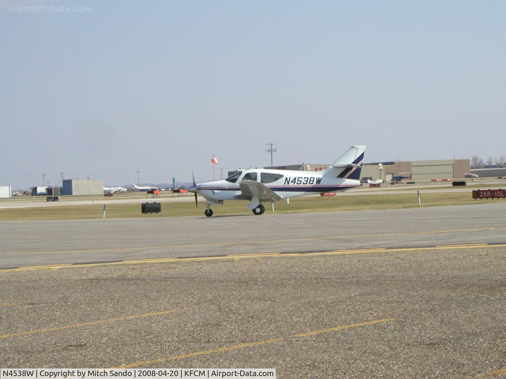 N4538W, 1976 Rockwell International 112TC Commander C/N 13048, Taxiing to Elliott Aviation.
