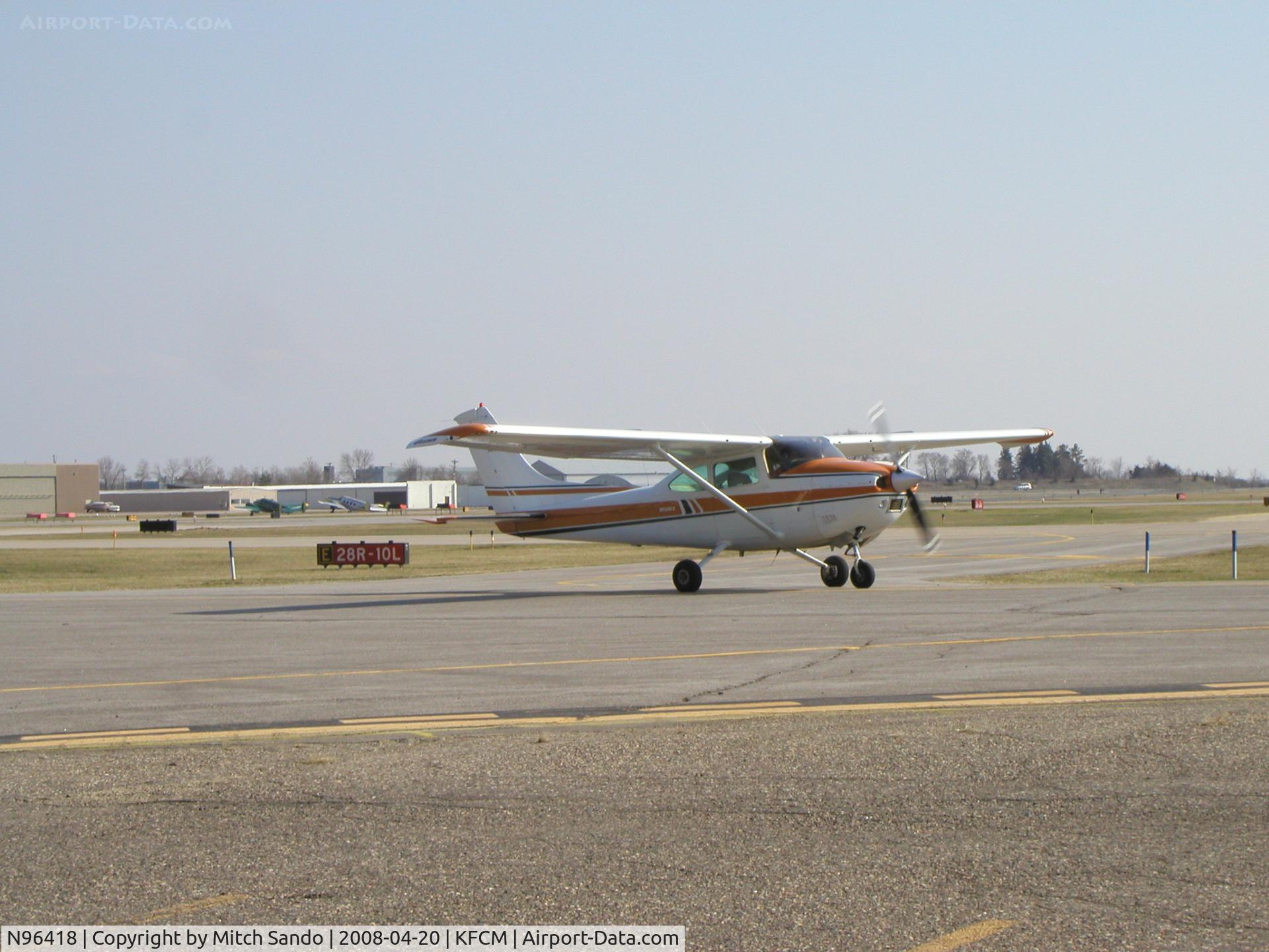 N96418, 1978 Cessna 182Q Skylane C/N 18266714, Taxiing to Runway 10L.