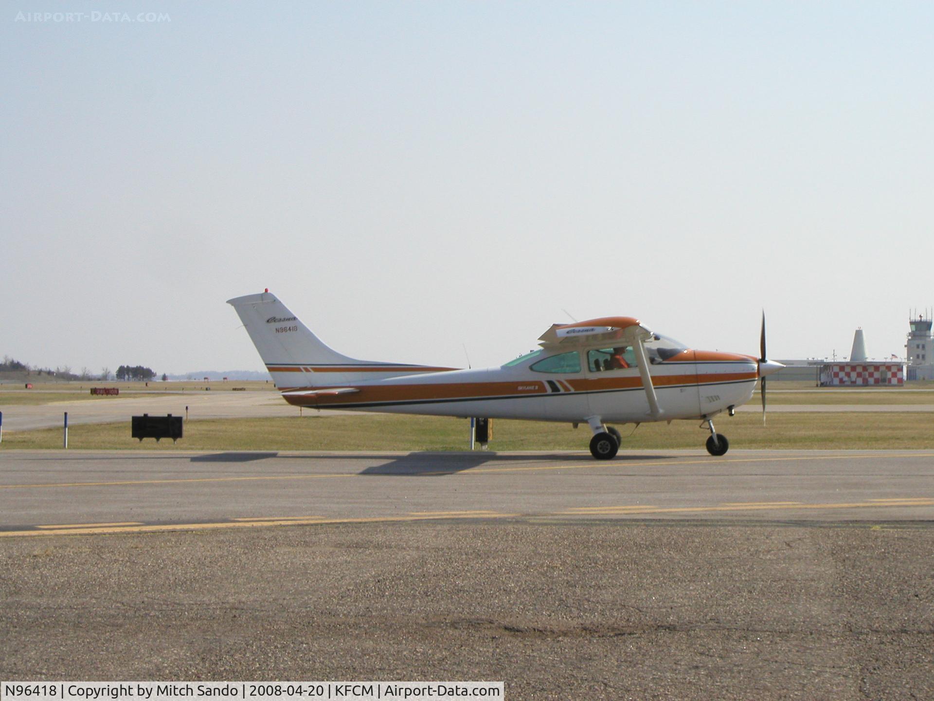 N96418, 1978 Cessna 182Q Skylane C/N 18266714, Taxiing to Runway 10L.