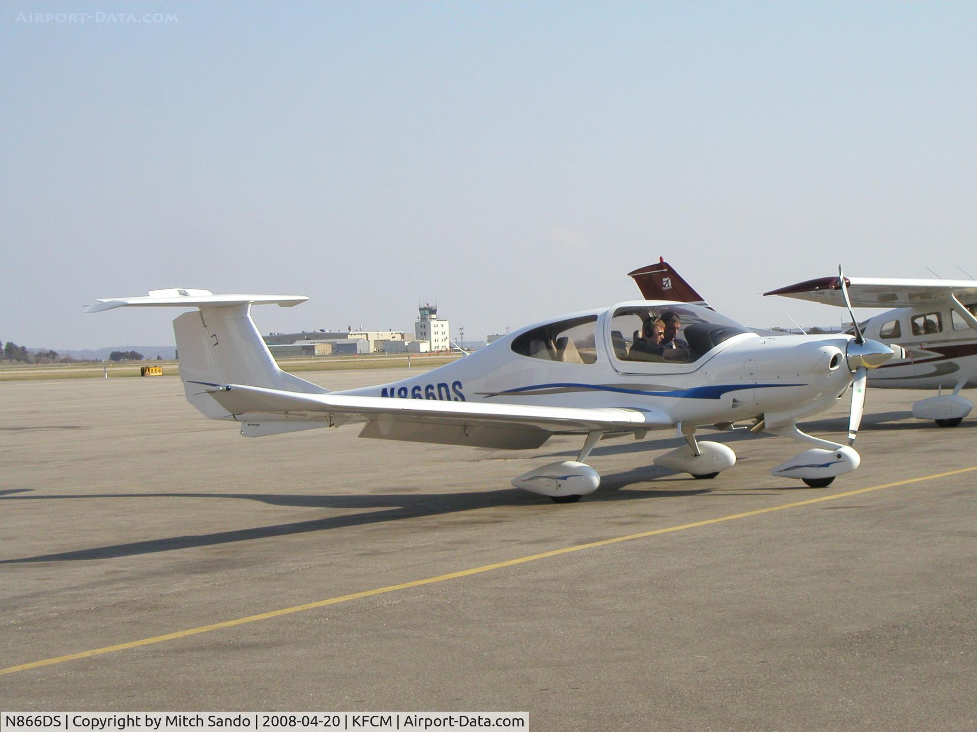 N866DS, 2007 Diamond DA-40 Diamond Star C/N 40.766, Starting up on the ramp at ASI.