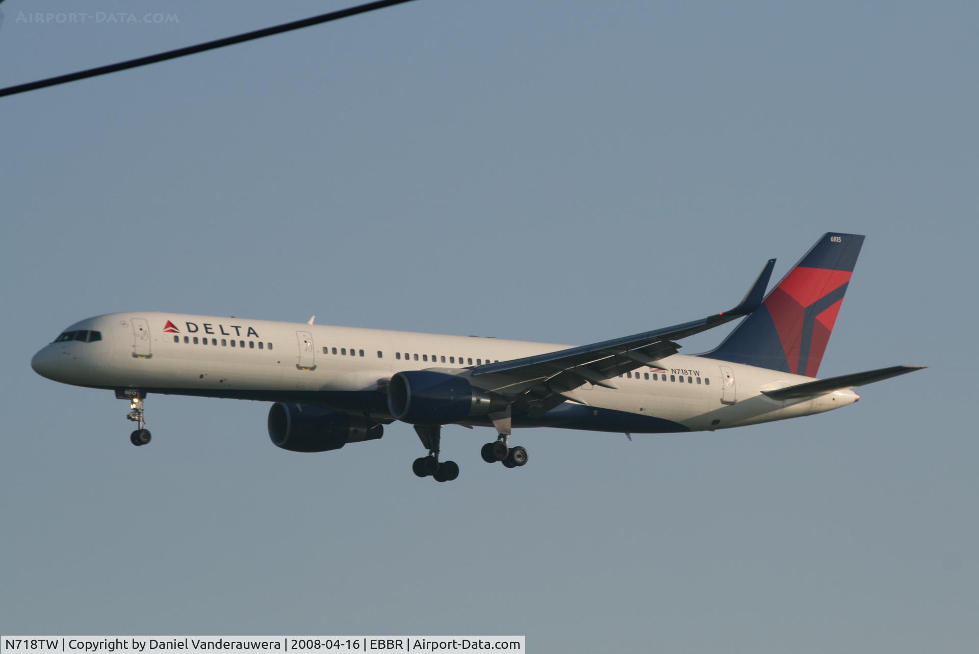 N718TW, 1999 Boeing 757-231 C/N 28486, new livery for flight DL140 descending to rwy 25L