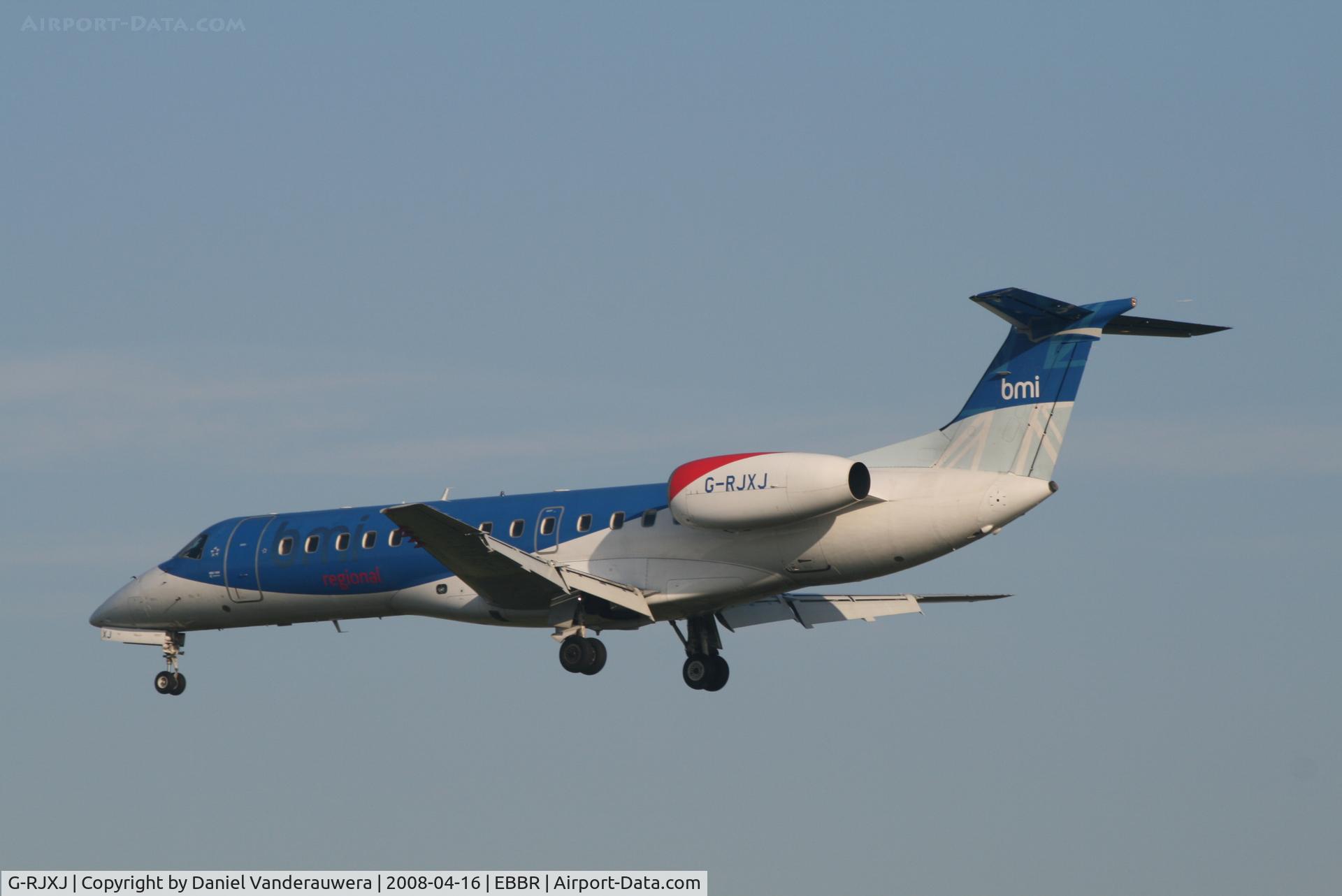 G-RJXJ, 2001 Embraer ERJ-135ER (EMB-135ER) C/N 145473, flight BD611 is descending to rwy 25L