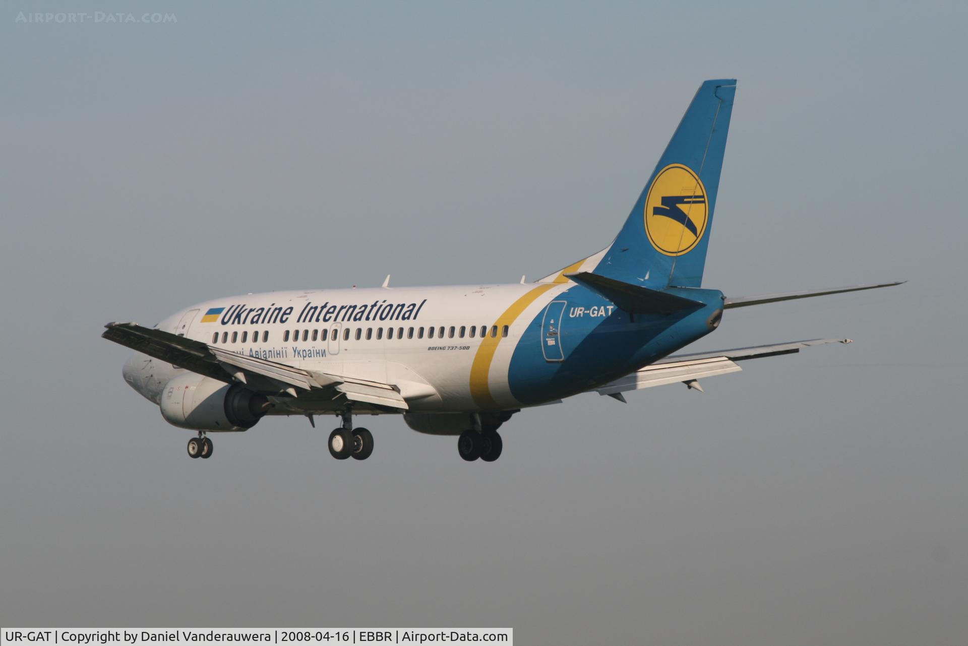 UR-GAT, 1993 Boeing 737-528 C/N 25237, flight PS901 is descending to rwy 25L