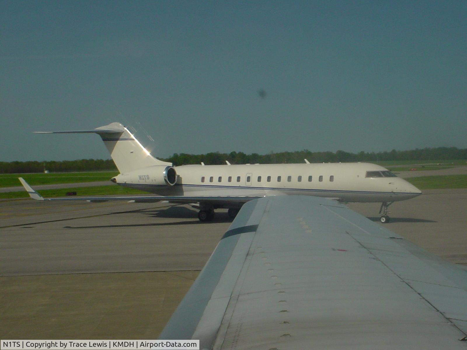 N1TS, 2000 Bombardier BD-700-1A10 Global Express C/N 9046, Taken from a UAL 733