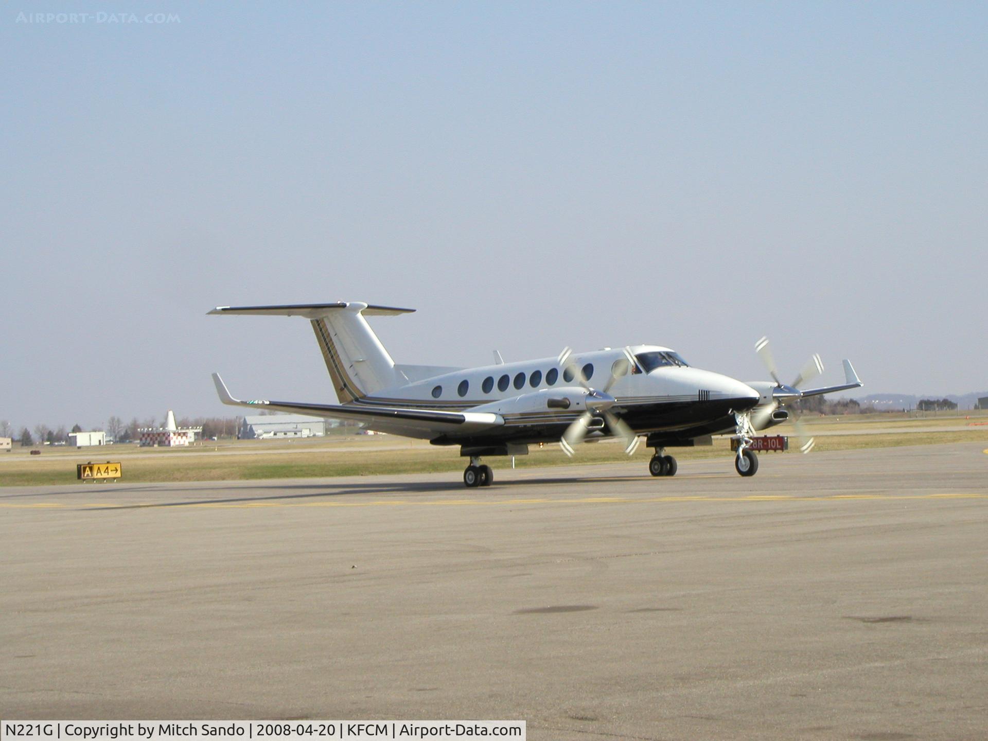 N221G, 1998 Raytheon 350 Super King Air (B300) C/N FL-198, Taxiing to Runway 10R before departing IFR to Omaha, NE (OMA) as ELT200.